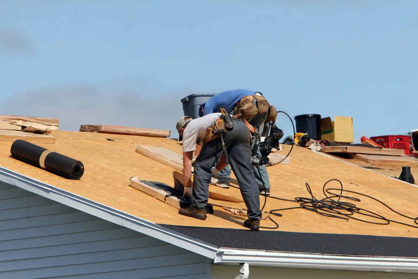 dwaj mężczyźni remontują dach